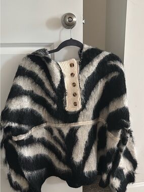 Source Unknown Black and Cream Zebra-Pattern Knit Hoodie